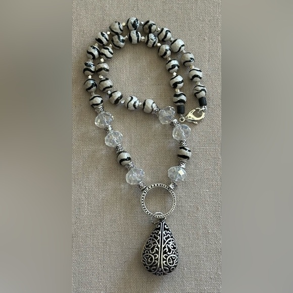 22-1/2 inch Wavy Tibetan Agate Faceted bead necklace NWOT - Picture 3 of 15